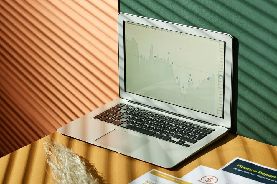 Des lettres en bois formant le mot marketing sur un fond quadrillé, illustrant la créativité et l’univers de l’entreprise.